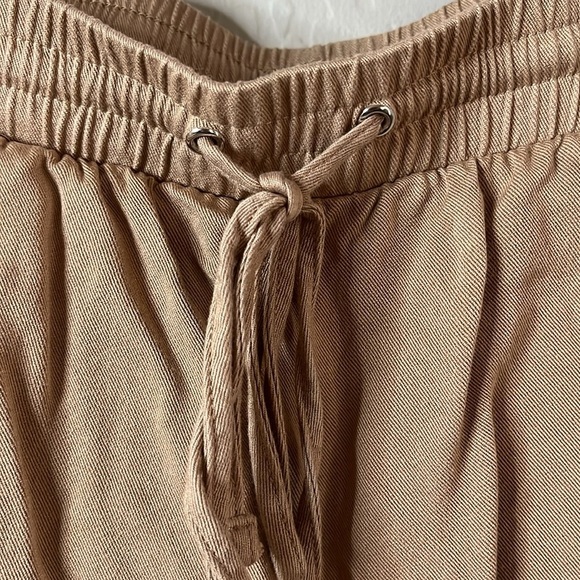 Forever 21 tan shorts, front pockets with zippers elastic waistband size medium - Picture 4 of 9